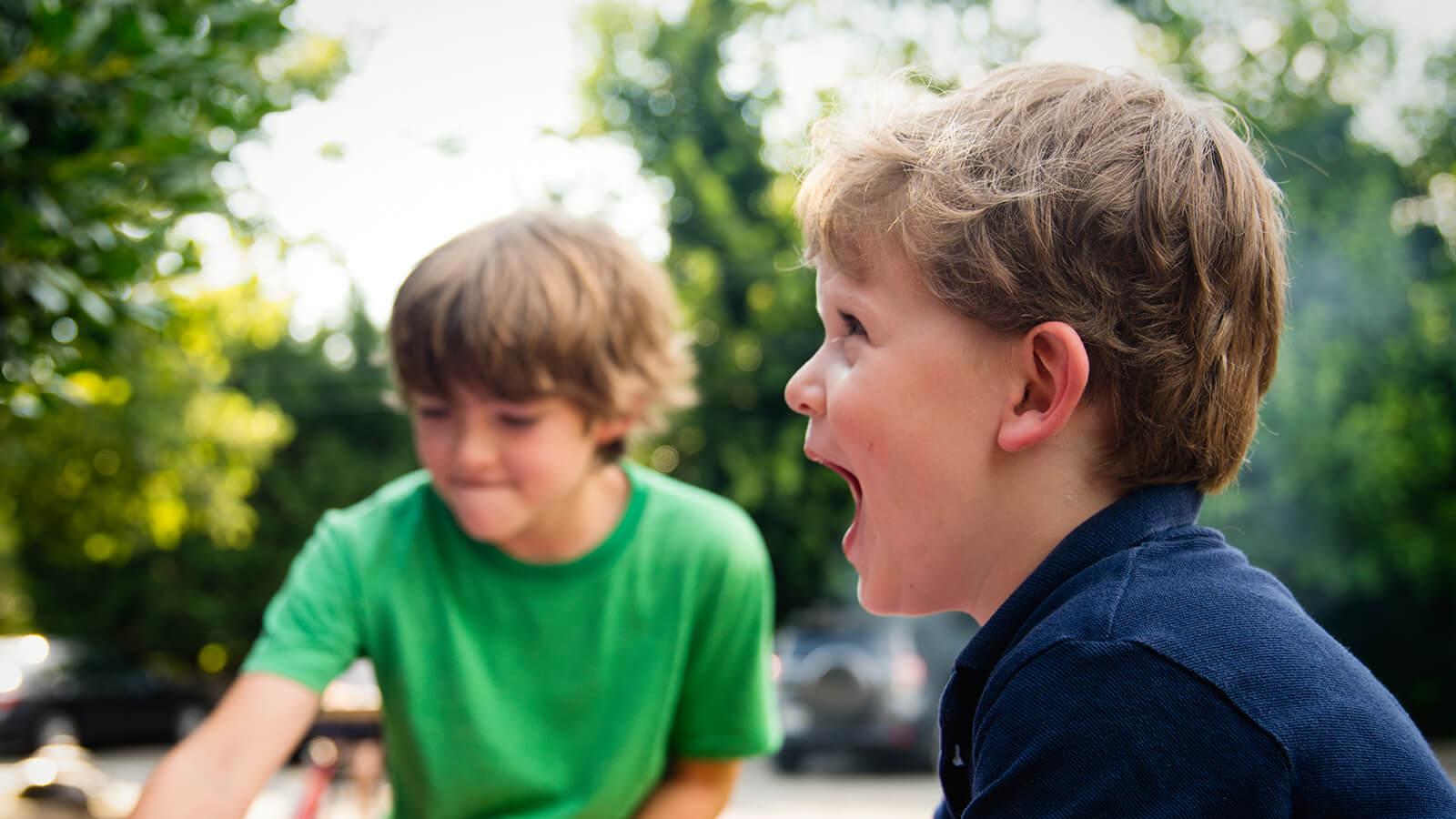 Kinder die sich freuen dass ein sehr, sehr langer Titel auf dem Bild steht, weil ein langer Titel ja schön ist da man damit so viel Inhalt vermitteln kann :)