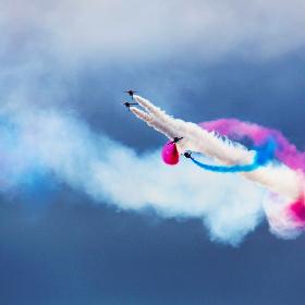 Flugzeugshow mit Farben im Himmel (c) Photo by Nick Fewings on Unsplash Flugzeugshow mit Farben im Himmel