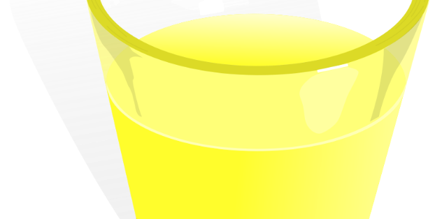 Ein Glas gelber Saft