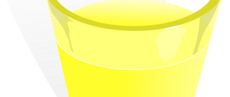 Ein Glas gelber Saft