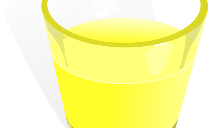 Ein Glas gelber Saft