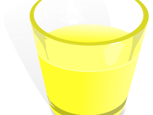 Ein Glas gelber Saft