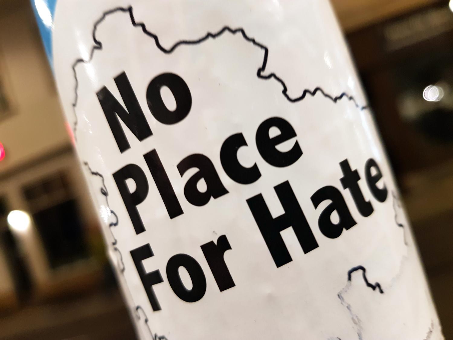Plakat mit Aufschrift No Place For Hate